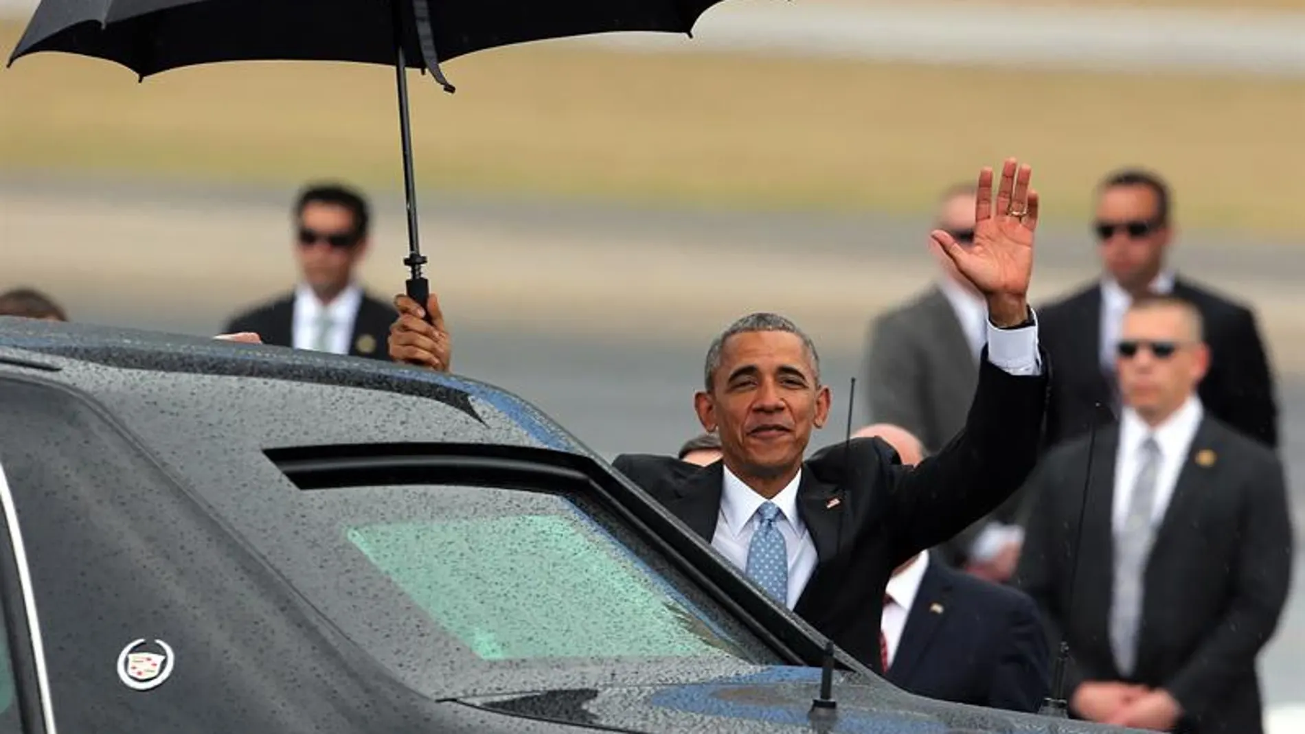 Obama saluda a su llegada a cuba