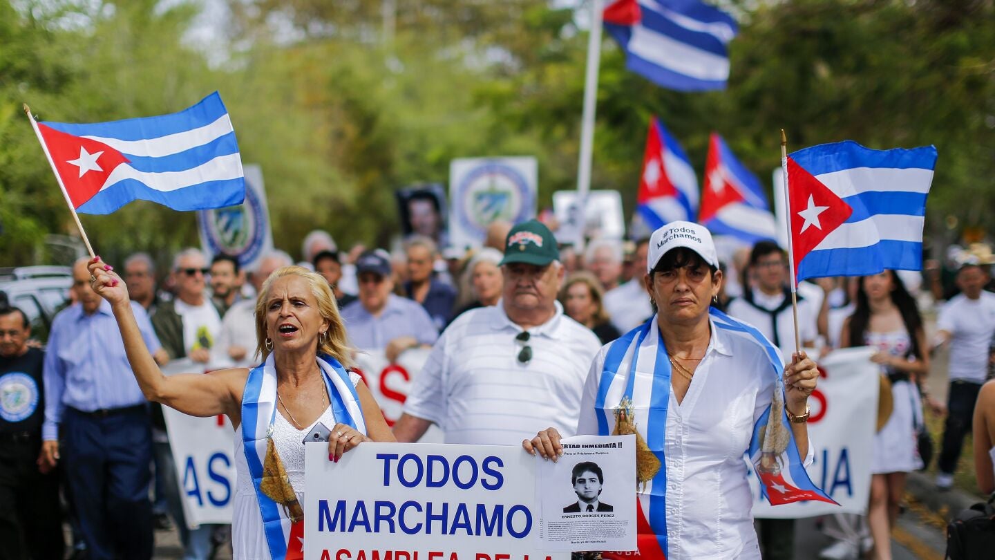 Cubanos se manifiestan en Miami contra la vista de Obama a EEUU