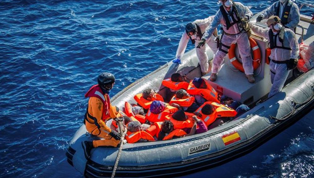 La fragata "Numancia" de la Armada española ha recogido más de 650 migrantes