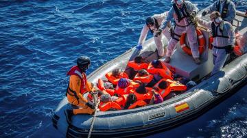 La fragata "Numancia" de la Armada española ha recogido más de 650 migrantes
