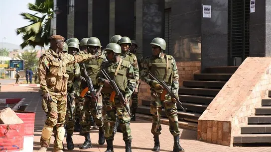 Soldados malienses hacen guardia en Bamako Soldados malienses hacen guardia en Bamako