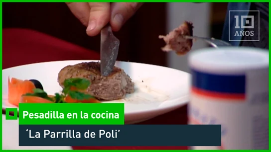 Chicote devuelve la hamburguesa en el váter A pesar de que Alberto Chicote había visto el estado en el que se encontraba la comida en las cámaras frigoríficas, se arriesga a probar los platos de 'La Parrilla de Poli’. Sin embargo, como se esperaba, la hamburguesa tiene un sabor raro y sale de ella un jugo blanco extraño que “no es jugo de carne. No sé lo que es. Se solidifica”. El chef le pide explicaciones a la camarera, pero ella tampoco sabe qué es el líquido que suelta la hamburguesa. “Es asqueroso”, comenta el chef antes de irse al váter a devolver lo poco que ha comido.