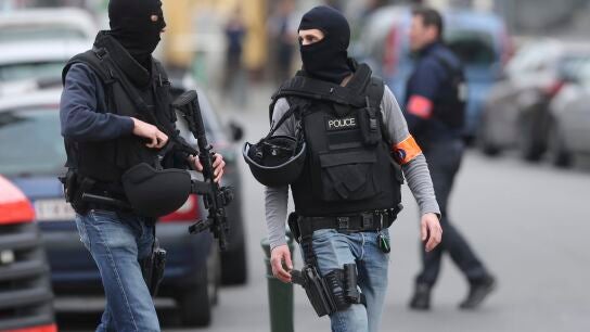 Miembros de las fuerzas de seguridad participan en una operaci&oacute;n policial en Bruselas