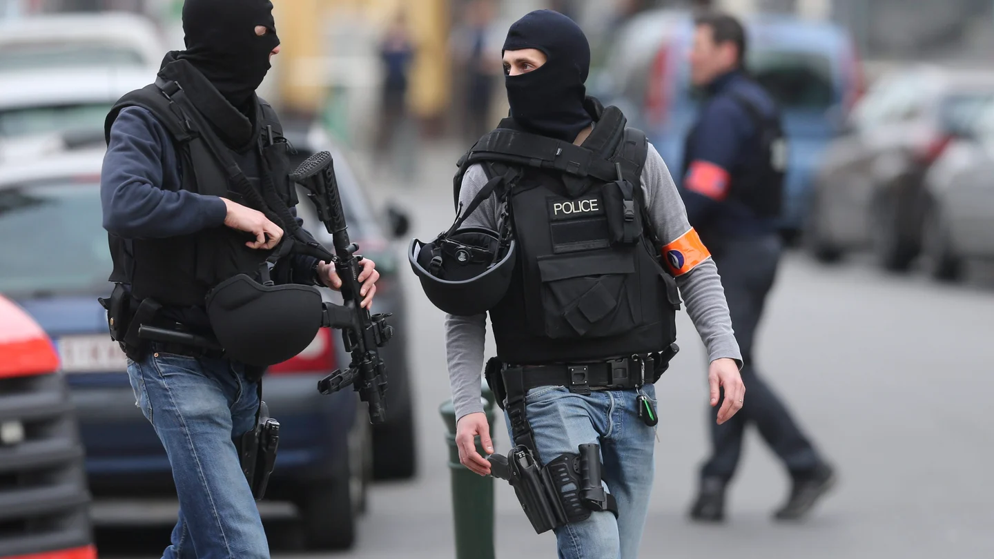 Miembros de las fuerzas de seguridad participan en una operación policial en Bruselas Miembros de las fuerzas de seguridad participan en una operación policial en Bruselas