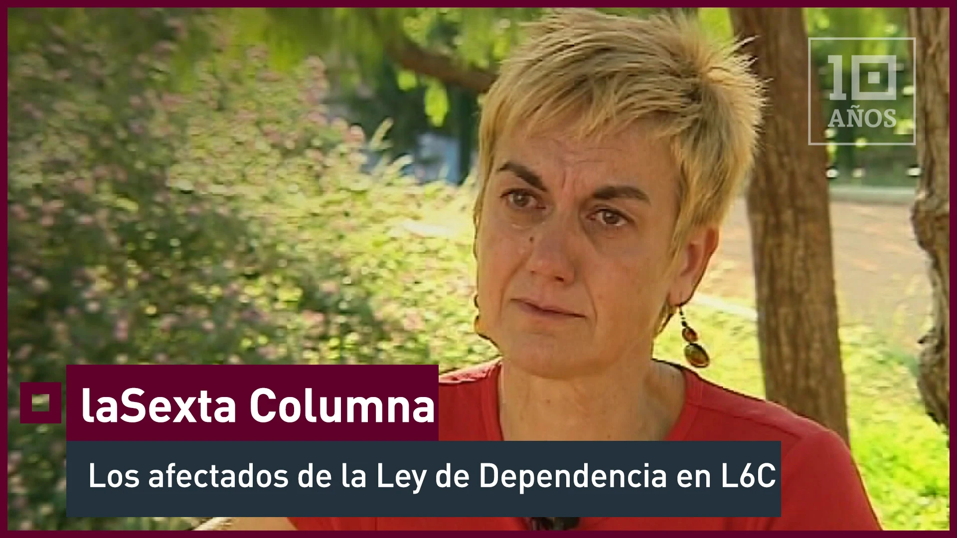 Virginia es trabajadora social y visita a dependientes para valorar su necesidad de ayudas. La primera vez que hablamos con ella estalló de frustración y 12 meses después, confiesa que nada ha ido a mejor. Un ejemplo de ello es la situación de la familia de Ana y Ricardo. Ana se quedó con un 75% de discapacidad tras una operación que salió mal. Su marido, Ricardo, está en paro y ha tenido que dejarlo todo para atenderla a ella y sus dos hijos. Estuvimos con ellos hace un año, estaban en una situación dramática porque la Generalitat Valenciana le negaba la ayuda a cuidadores. Regresamos a su casa y su situación ha empeorado aún más.