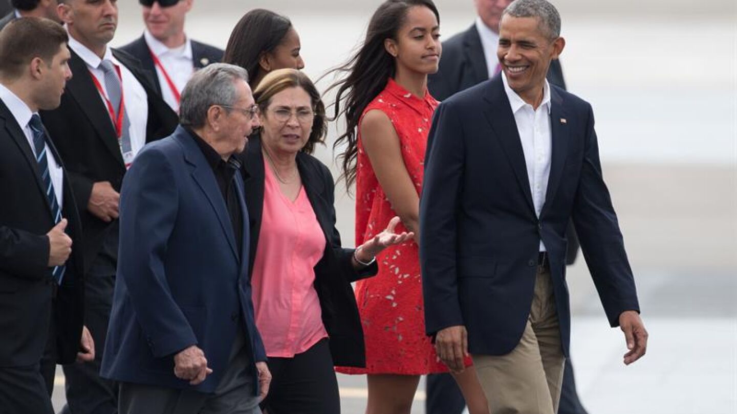 Ra&uacute;l Castro despide en el aeropuerto a Obama