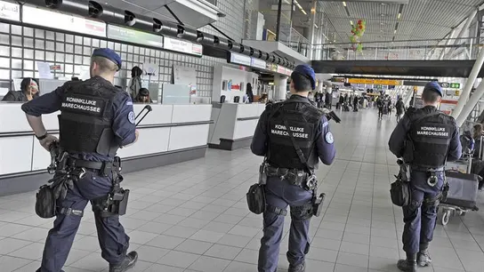 Varios policías en el aeropuerto de Bruselas Varios policías en el aeropuerto de Bruselas