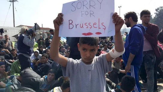 Un niño refugiado se solidariza con Bruselas Un niño refugiado se solidariza con Bruselas