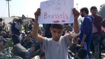 Un niño refugiado se solidariza con Bruselas