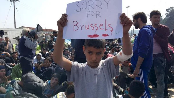 Un niño refugiado se solidariza con Bruselas Un niño refugiado se solidariza con Bruselas