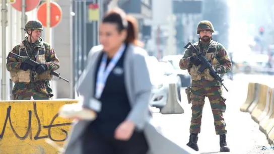 Soldados patrullan las calles de Bélgica Soldados patrullan las calles de Bélgica