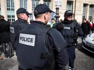 La policía francesa vigila las calles de Francia La policía francesa vigila las calles de Francia