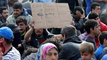 Un grupo de refugiados en la frontera griega