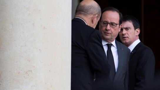 Hollande conversas con su primer ministro y el ministro de defensa