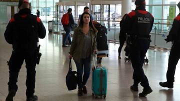 Agentes patrullan el aeropuerto del Prat, Barcelona