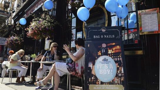 Varias personas charlan en las puertas de un pub ingl&eacute;s