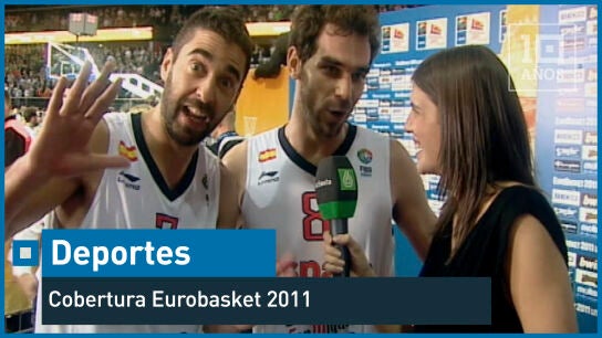 Entrevista de Carlota Reig a los jugadores de la selecci&oacute;n espa&ntilde;ola de Baloncesto, Juan Carlos Navarro y Jos&eacute; Manuel Calder&oacute;n, tras ganar el EuroBasket de Lituania en 2011.