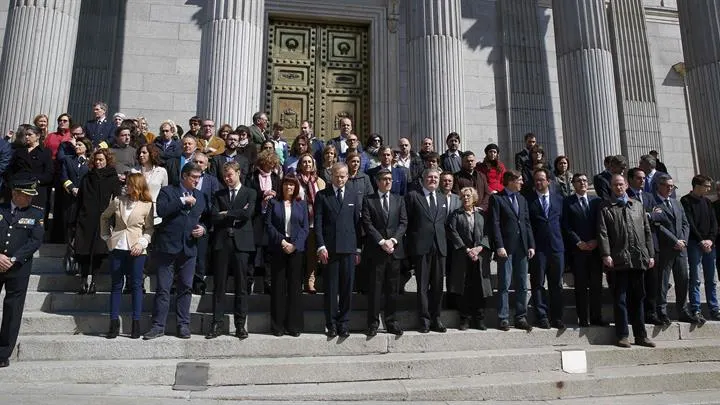 El Congreso guarda un minuto de silencio por los atentados y apela a la unidad política