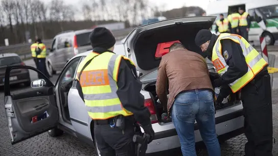 Varios policías registran un coche en la frontera con Bélgica Varios policías registran un coche en la frontera con Bélgica