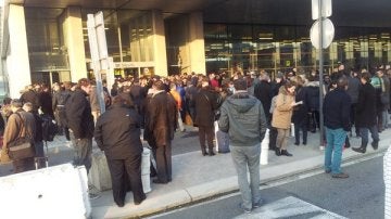 Pasajeros esperan en el exterior del aeropuerto de Toulouse