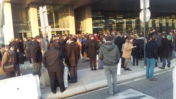 Pasajeros esperan en el exterior del aeropuerto de Toulouse Pasajeros esperan en el exterior del aeropuerto de Toulouse