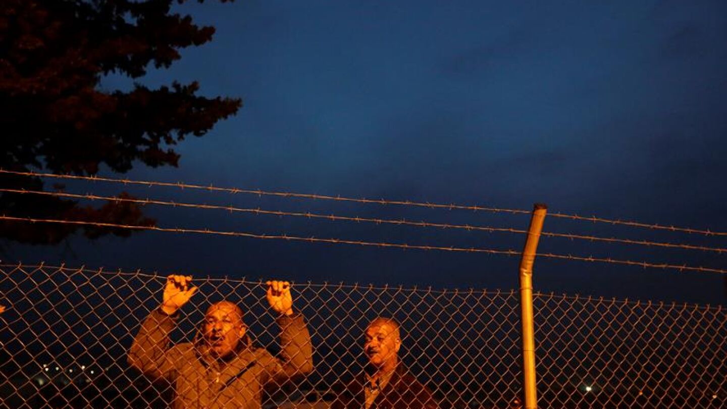 Dos refugiados sirios en la frontera de Grecia