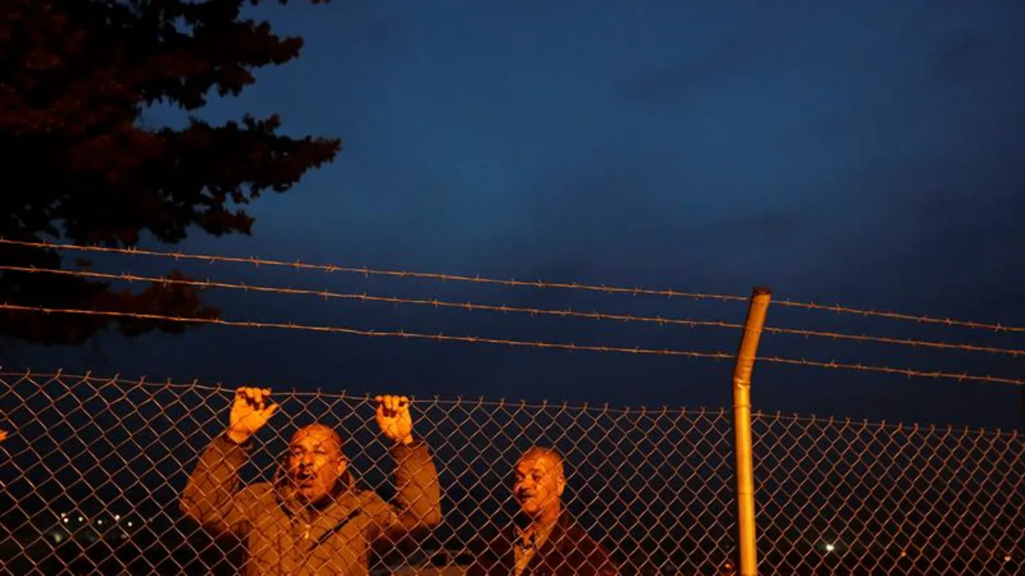 Dos refugiados sirios en la frontera de Grecia Dos refugiados sirios en la frontera de Grecia