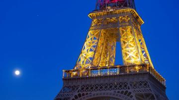 La torre Eiffel, iluminada con los colores belgas