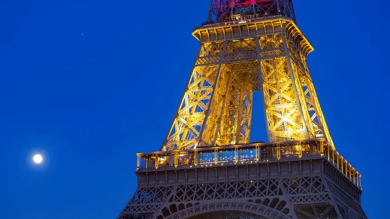 La torre Eiffel, iluminada con los colores belgas La torre Eiffel, iluminada con los colores belgas