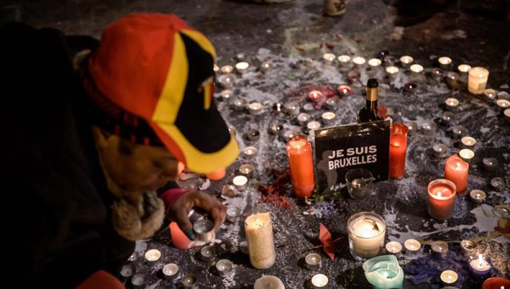 Un hombre, durante un homenaje tras los atentados en Bruselas
