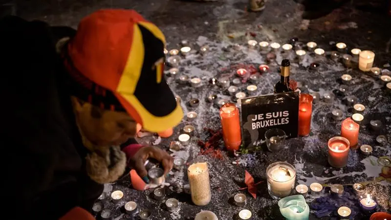 Un hombre, durante un homenaje tras los atentados en Bruselas