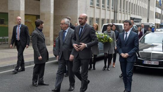 El primer ministro belga acompa&ntilde;ado por Jean-Claude Juncker