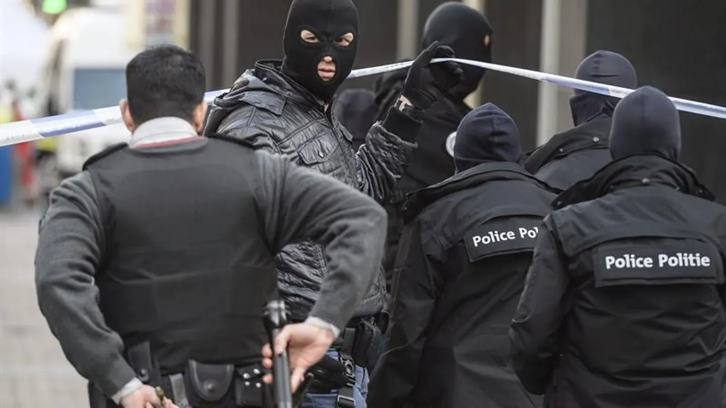 La policía belga patrullando las calles La policía belga patrullando las calles