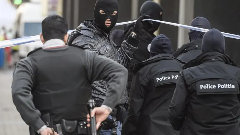 La policía belga patrullando las calles