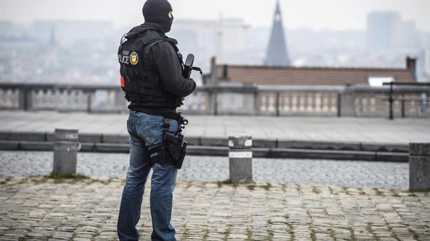 Un polic&iacute;a patrulla por los alrededores del tribunal de Bruselas