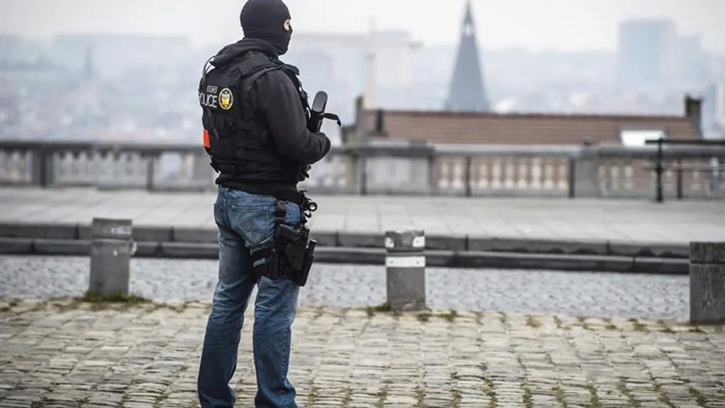 Un policía patrulla por los alrededores del tribunal de Bruselas Un policía patrulla por los alrededores del tribunal de Bruselas