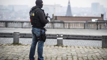 Un policía patrulla por los alrededores del tribunal de Bruselas