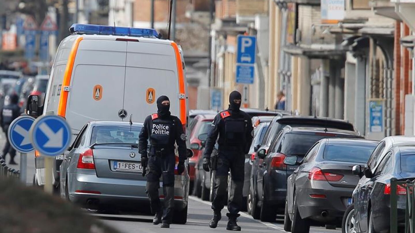 Polic&iacute;as patrullan en el distrito de Schaerbeek de Bruselas