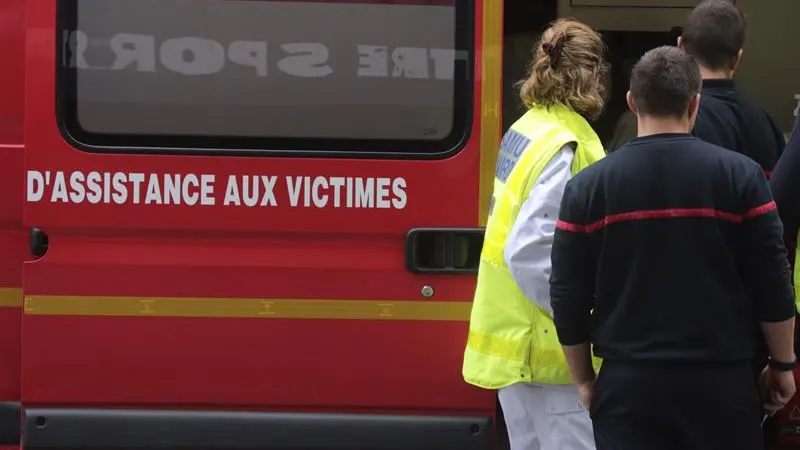 Un equipo de emergencias francés atendiendo a las víctimas de un accidente Un equipo de emergencias francés atendiendo a las víctimas de un accidente