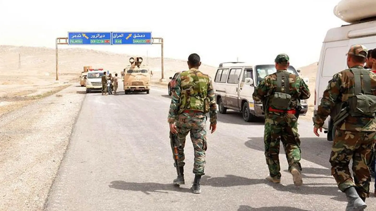 Soldados del Ejército sirio junto a militantes locales avanzando hacia la ciudad de Palmira Soldados del Ejército sirio junto a militantes locales avanzando hacia la ciudad de Palmira