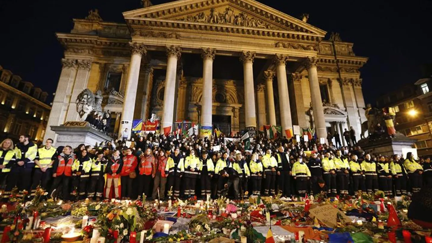 La Plaza de la Bolsa en Bruselas se convierte en el centro de los homenajes a las víctimas La Plaza de la Bolsa en Bruselas se convierte en el centro de los homenajes a las víctimas