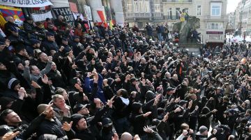 Los belgas vencen al miedo en un homenaje a las víctimas enturbiado por ultras