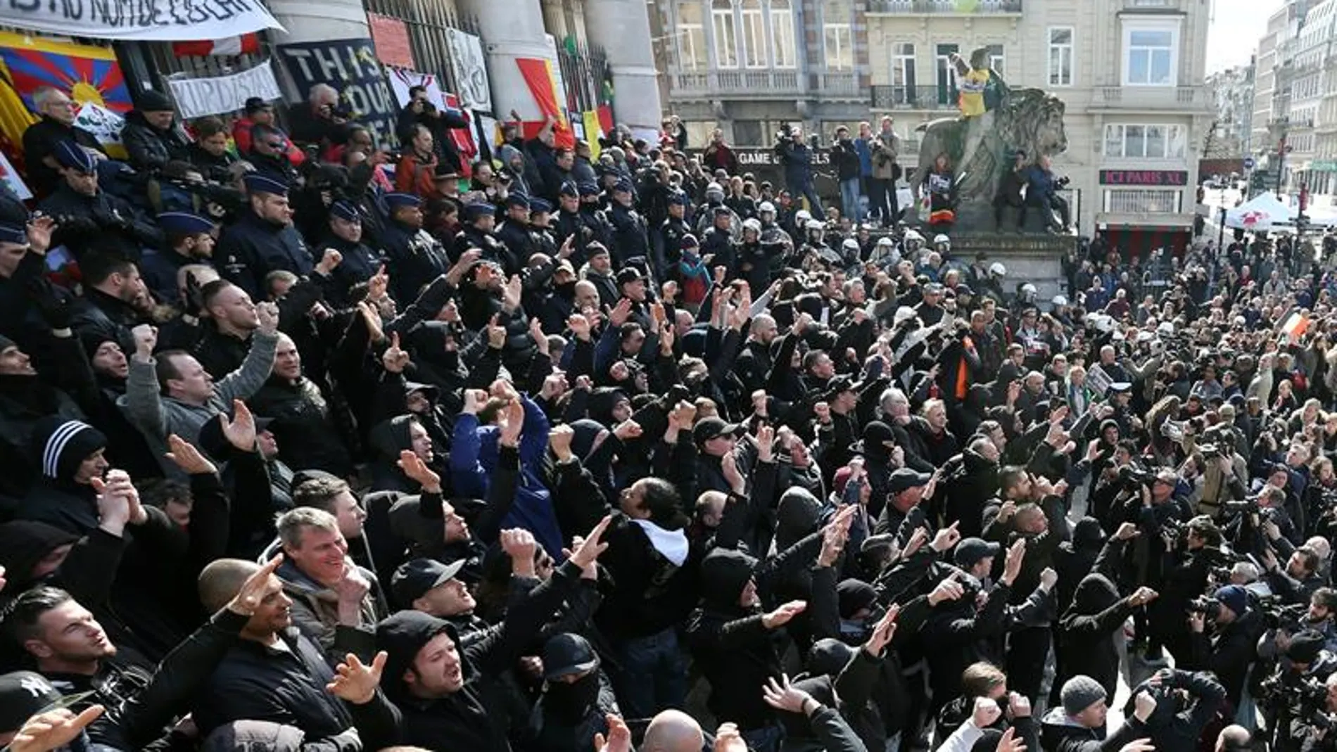 Los belgas vencen al miedo en un homenaje a las víctimas enturbiado por ultras