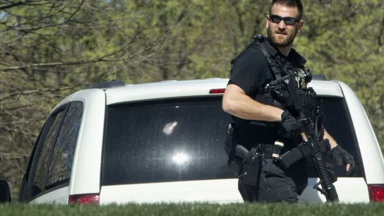 Un agente de seguridad del Capitolio presta guardia tras un tiroteo Un agente de seguridad del Capitolio presta guardia tras un tiroteo