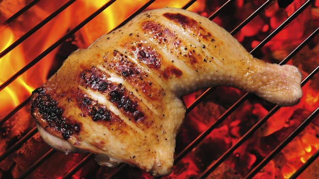 Imagen de una pata de pollo en la barbacoa Imagen de una pata de pollo en la barbacoa