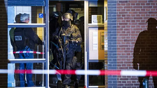 La policía holandesa registra la vivienda de Roterdam en la que fue detenido Anis B. La policía holandesa registra la vivienda de Roterdam en la que fue detenido Anis B.