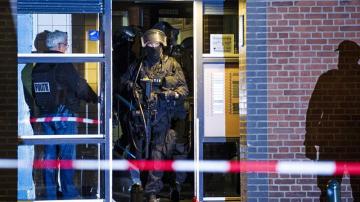 La policía holandesa registra la vivienda de Roterdam en la que fue detenido Anis B.