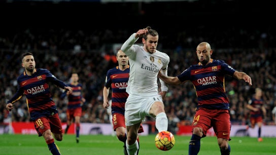 Gareth Bale conduce el bal&oacute;n ante la presi&oacute;n del Barcelona