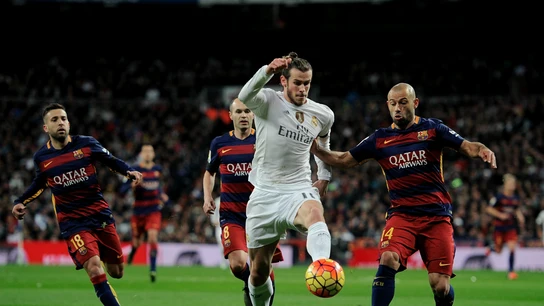 Gareth Bale conduce el balón ante la presión del Barcelona Gareth Bale conduce el balón ante la presión del Barcelona