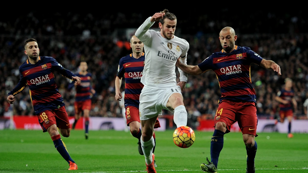 Gareth Bale conduce el balón ante la presión del Barcelona